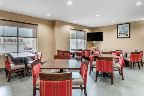 Holiday Inn Express and Suites Newark Heath - image 7