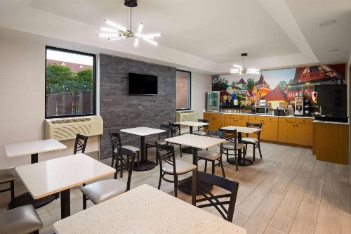 Econo Lodge Helen - image 15