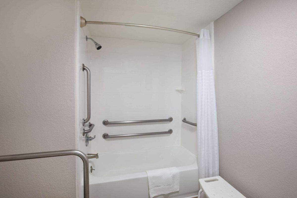 Econo Lodge Helen - image 7