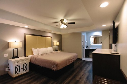 Riverbend Motel & Cabins - image 10