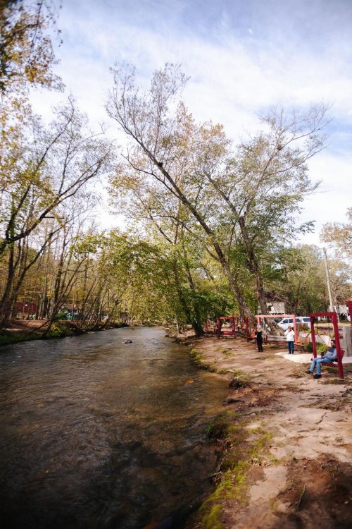 Riverbend Motel & Cabins - image 7