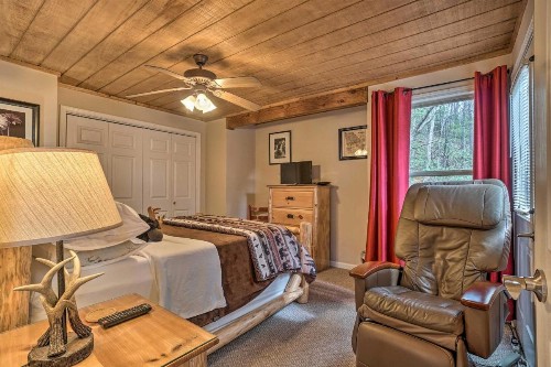 Christoffs Chalet with Hot Tub - 2 Mi to Downtown - image 11