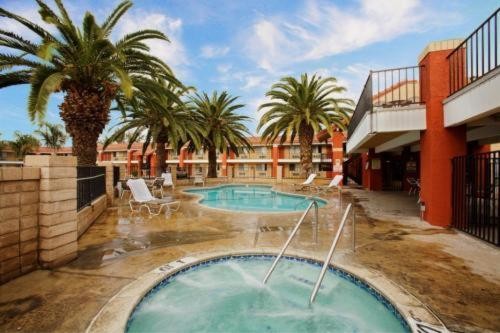 Days Inn by Wyndham Hemet - image 3