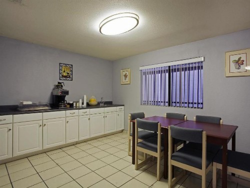 Days Inn by Wyndham Hemet - image 5