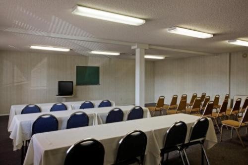Days Inn by Wyndham Hemet - image 8