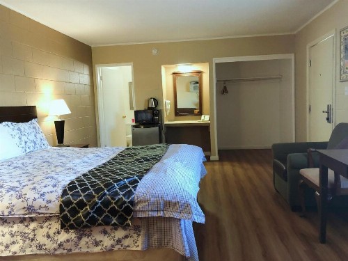 Royal Inn and Suites - image 16