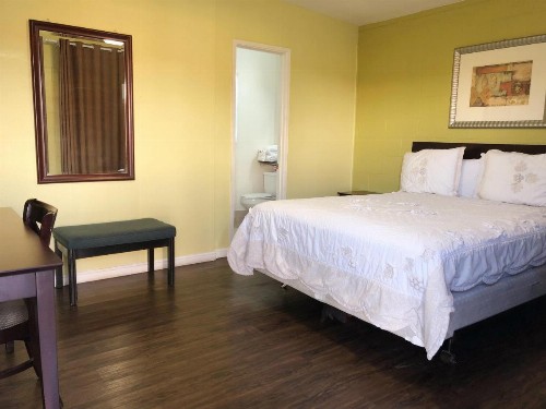 Royal Inn and Suites - image 17