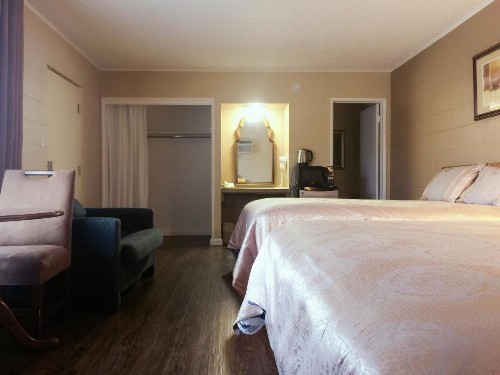 Royal Inn and Suites - image 25