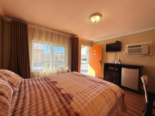 Royal Inn and Suites - image 31