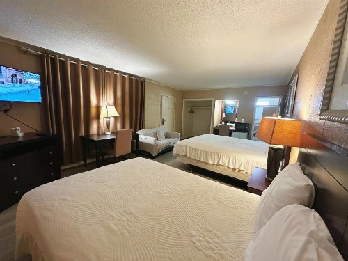 Royal Inn and Suites - image 33