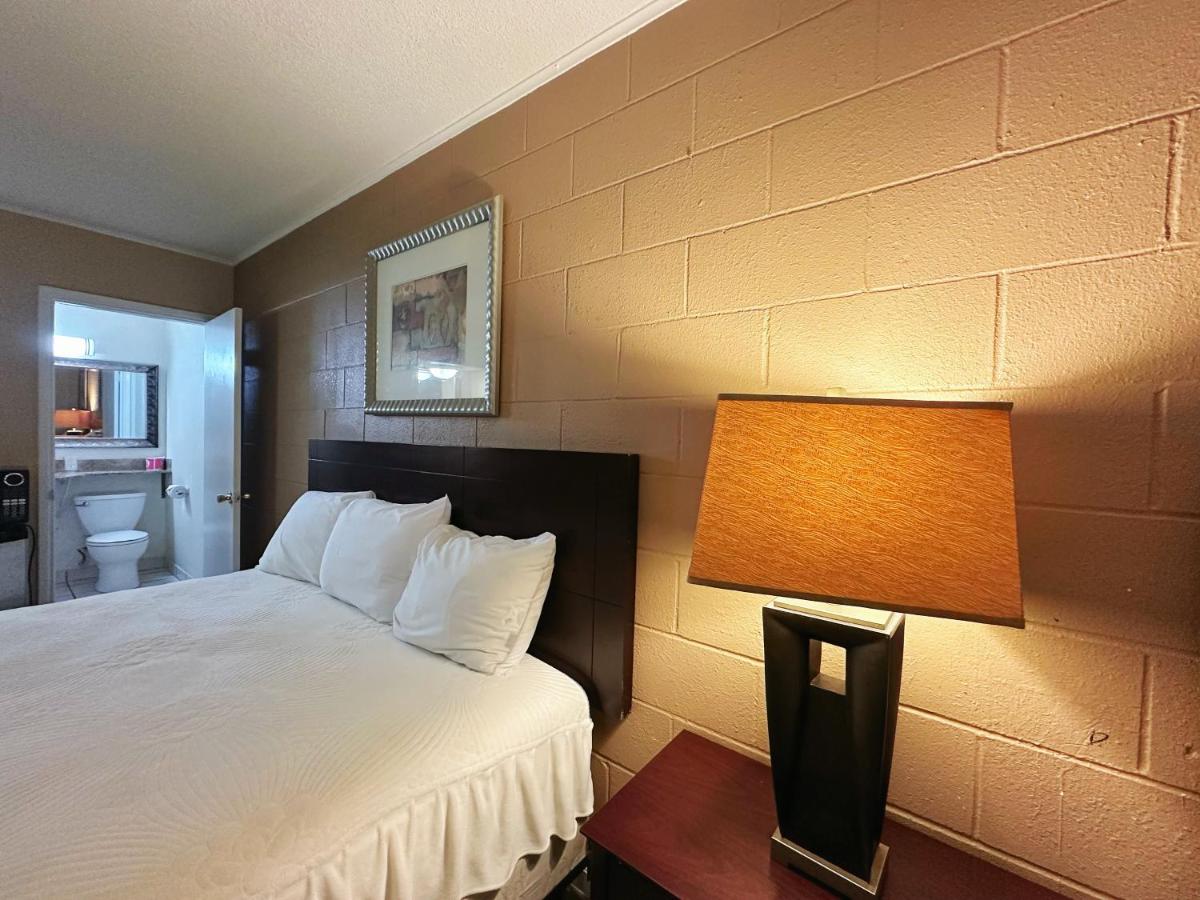 Royal Inn and Suites - image 4