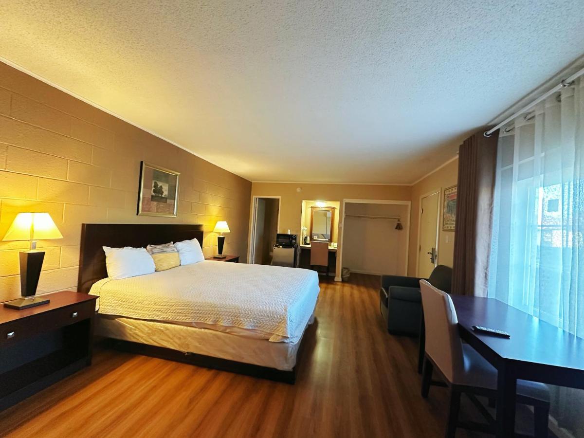 Royal Inn and Suites - image 7