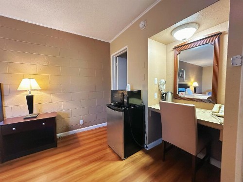 Royal Inn and Suites - image 8