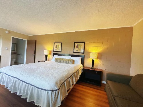 Royal Inn and Suites - image 9