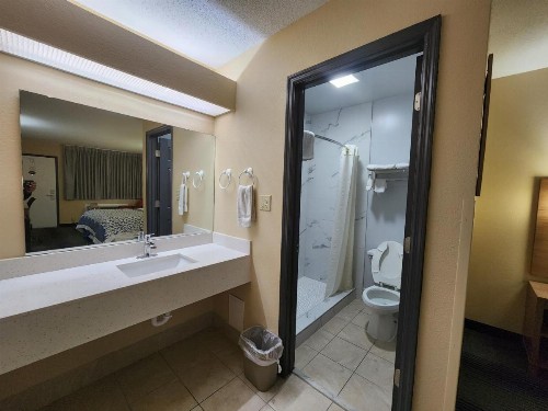Budget Host Inn Henderson - image 20
