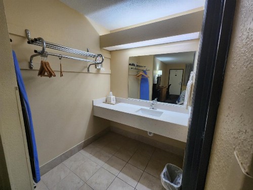 Budget Host Inn Henderson - image 22