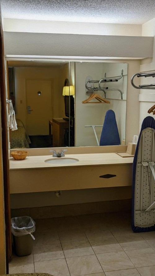 Budget Host Inn Henderson - image 7
