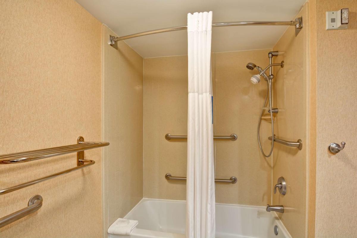 Hampton Inn Hendersonville - image 2