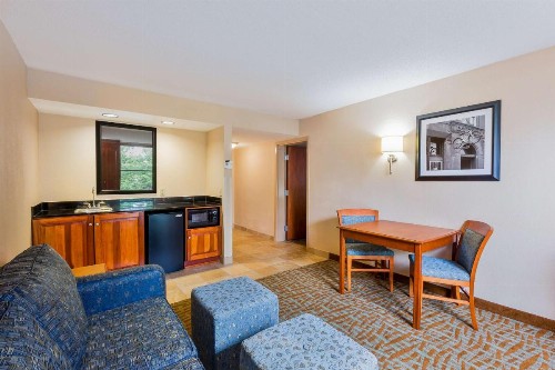 Hampton Inn Hendersonville - image 49