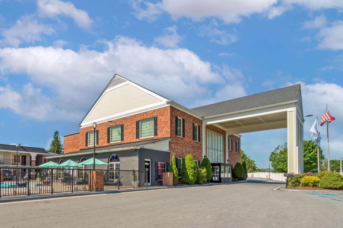 Best Western Hendersonville Inn - image 2