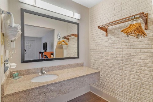 Best Western Hendersonville Inn - image 21