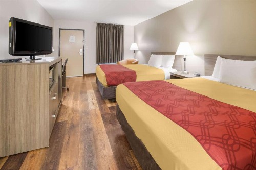 Econo Lodge Hendersonville - image 12