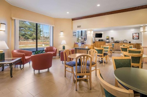 Econo Lodge Hendersonville - image 13
