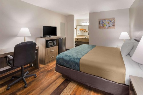 Econo Lodge Hendersonville - image 15