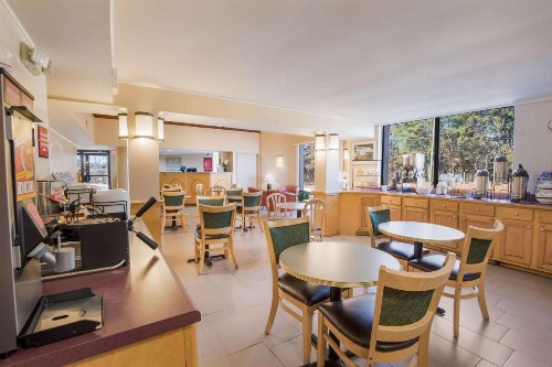 Econo Lodge Hendersonville - image 20