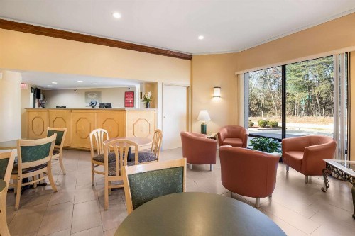Econo Lodge Hendersonville - image 21