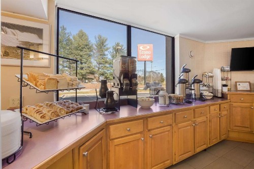 Econo Lodge Hendersonville - image 27