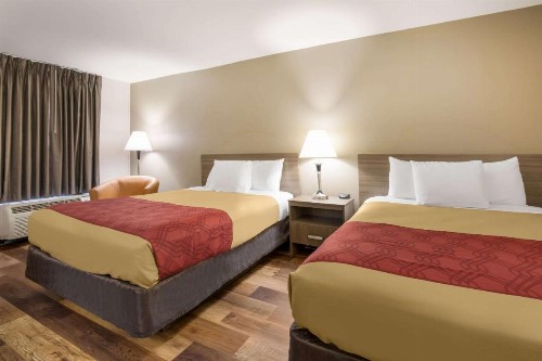 Econo Lodge Hendersonville - image 40