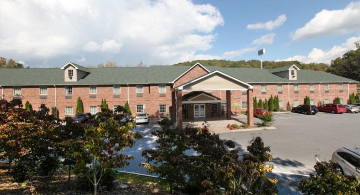 Mountain Inn & Suites Airport - Hendersonville - main image