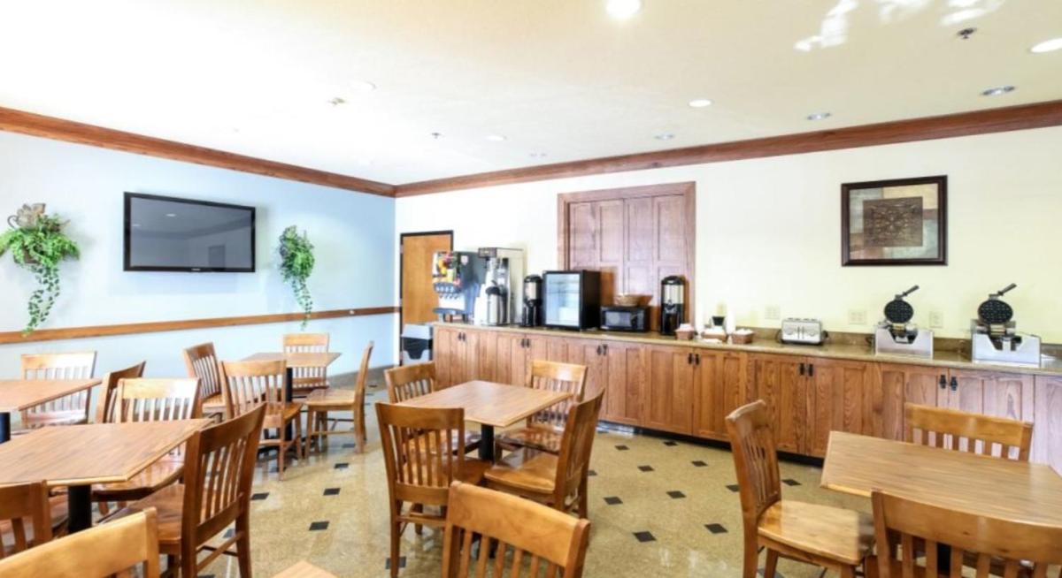 Mountain Inn & Suites Airport - Hendersonville - image 7