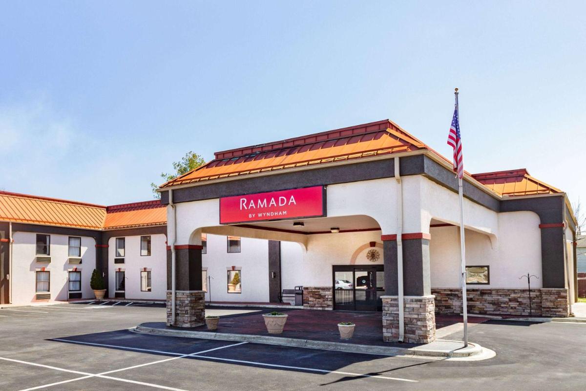 Ramada by Wyndham Hendersonville - main image