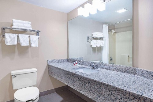 Ramada by Wyndham Hendersonville - image 16