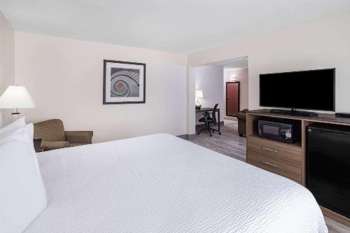 Ramada by Wyndham Hendersonville - image 18
