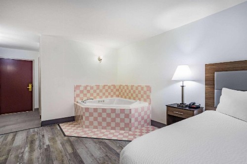 Ramada by Wyndham Hendersonville - image 22