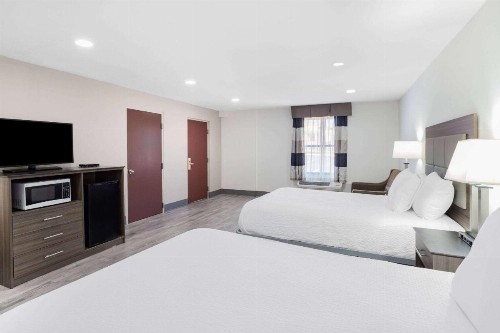 Ramada by Wyndham Hendersonville - image 27