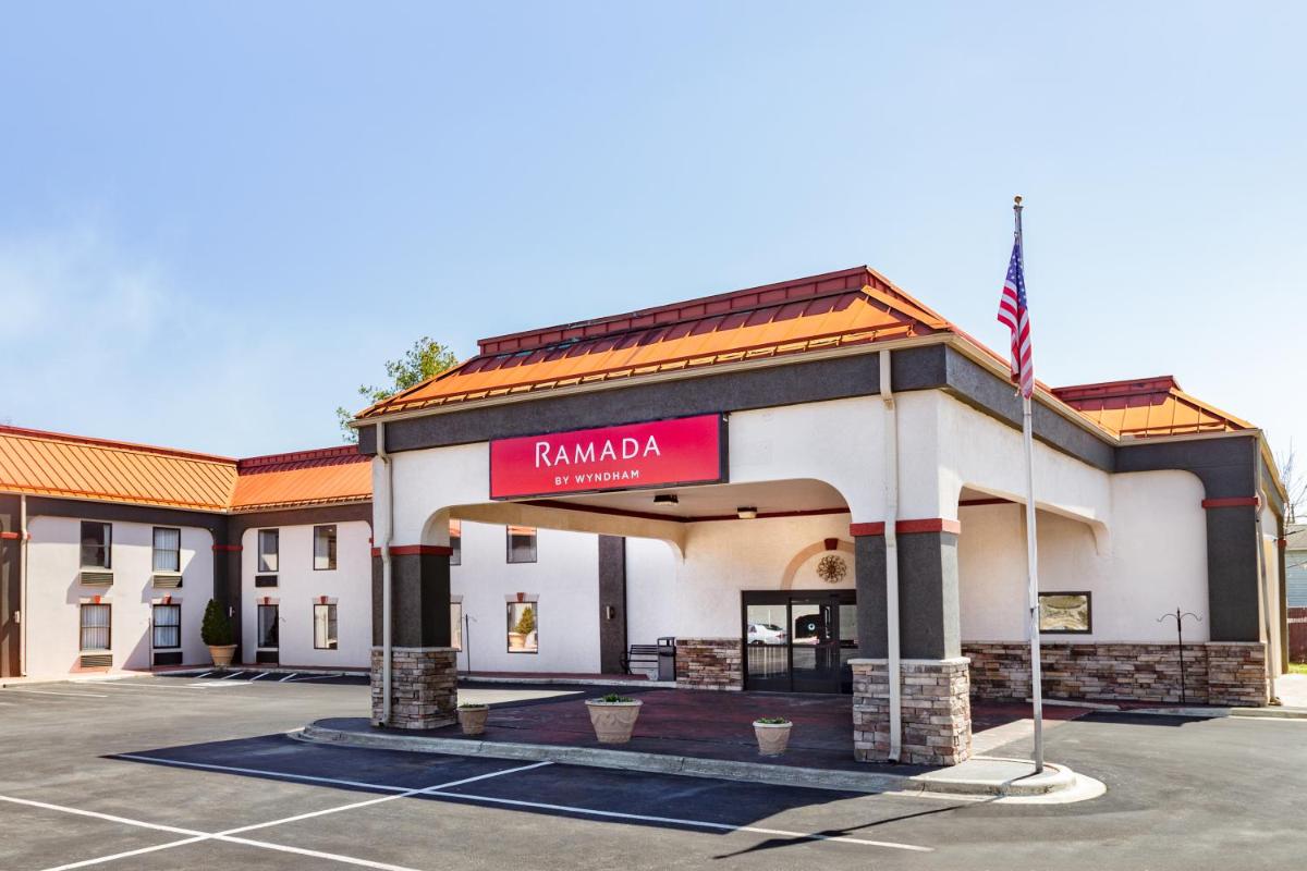 Ramada by Wyndham Hendersonville - image 4