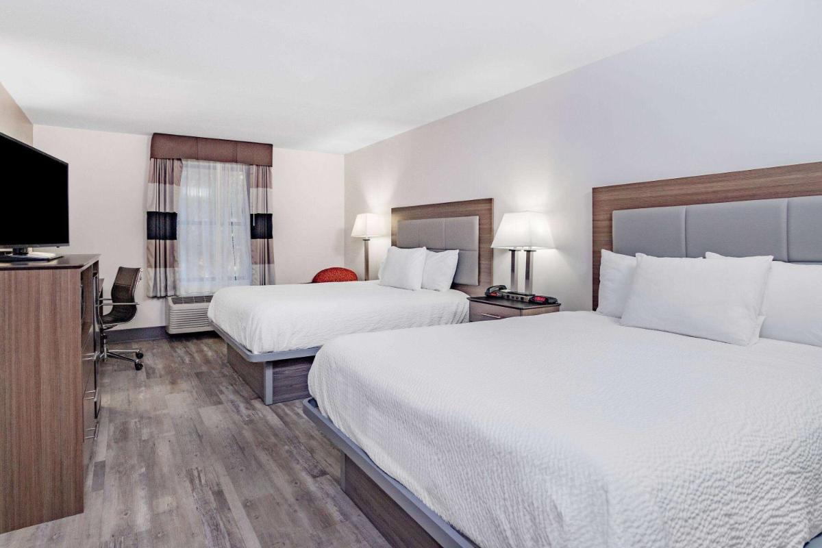 Ramada by Wyndham Hendersonville - image 5
