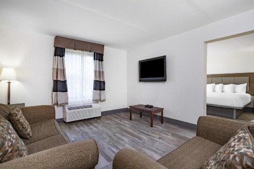 Ramada by Wyndham Hendersonville - image 6