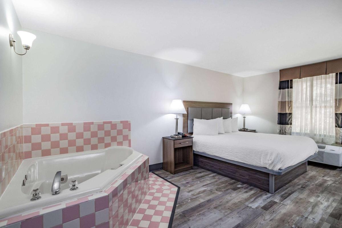 Ramada by Wyndham Hendersonville - image 7
