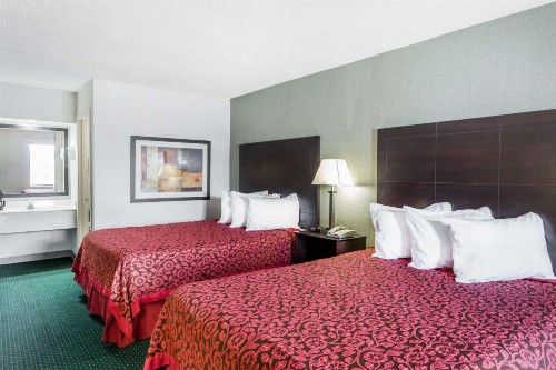 Days Inn by Wyndham Hendersonville - image 11