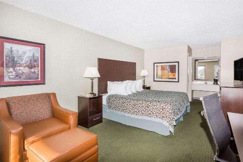 Days Inn by Wyndham Hendersonville - image 12