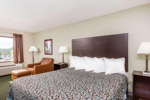 Days Inn by Wyndham Hendersonville - image 13