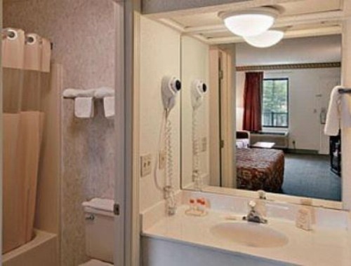Days Inn by Wyndham Hendersonville - image 19