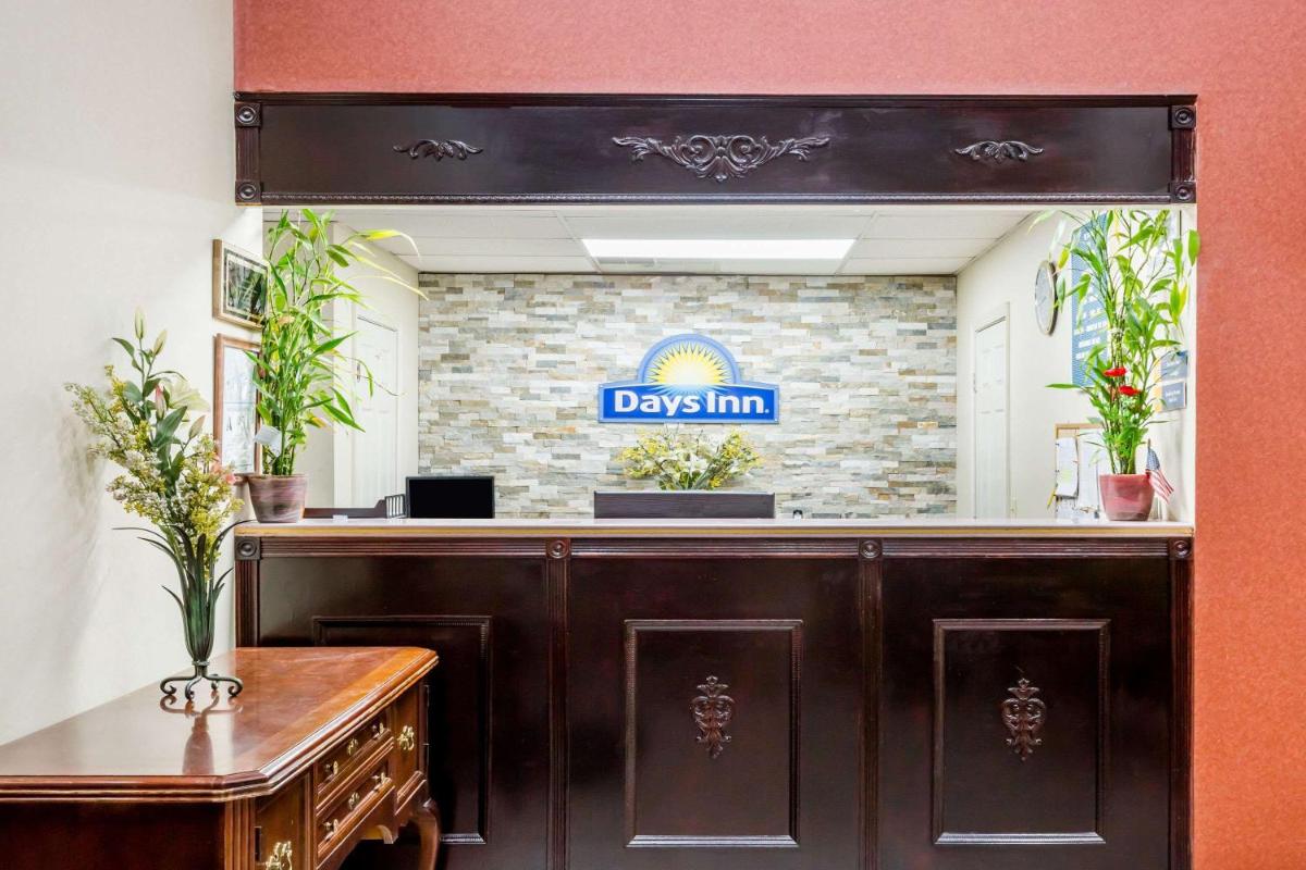 Days Inn by Wyndham Hendersonville - image 2