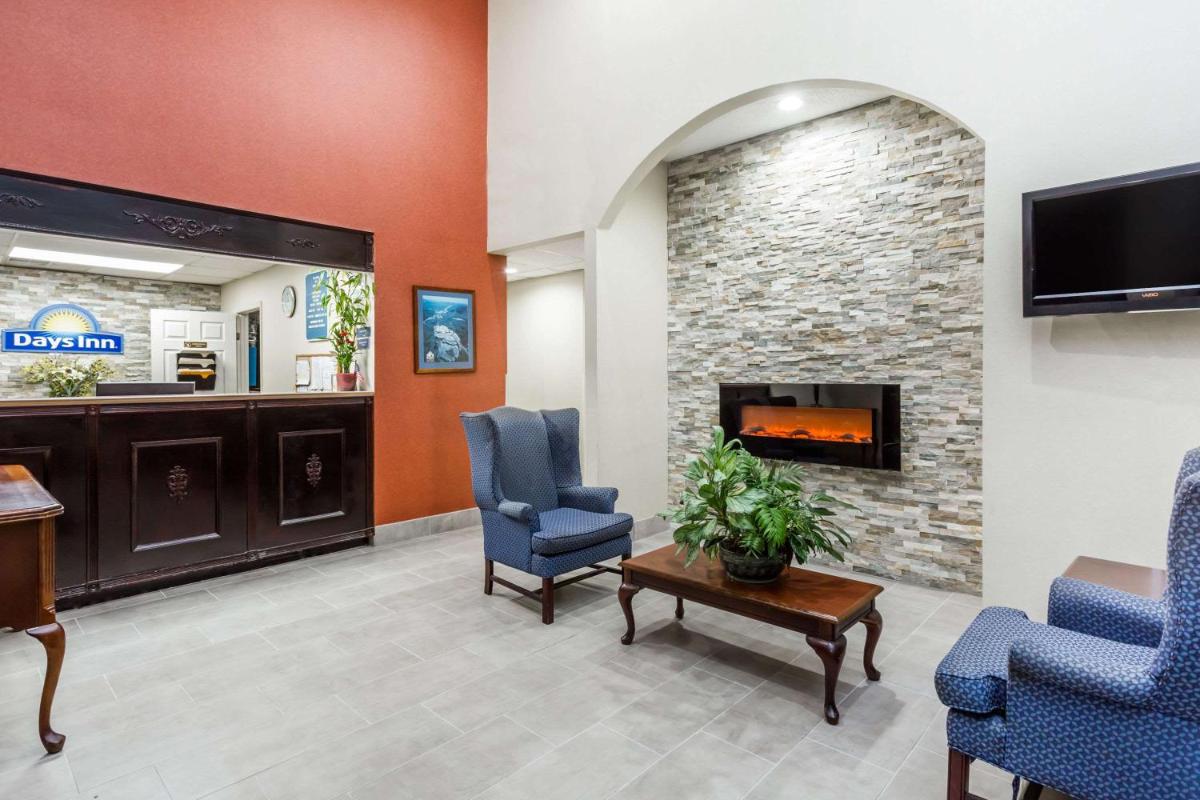 Days Inn by Wyndham Hendersonville - image 3