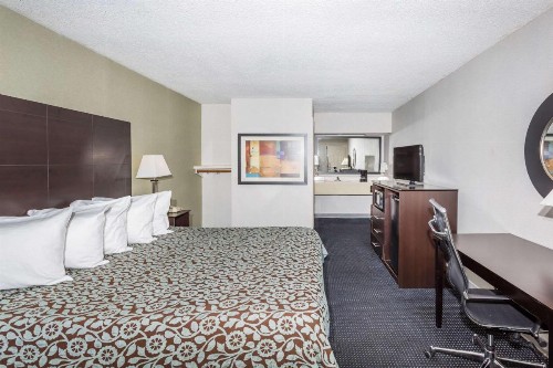 Days Inn by Wyndham Hendersonville - image 8